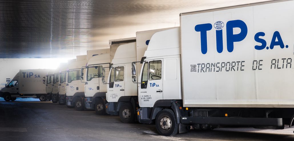 TRANSPORTE DE ALTA TECNOLOGÍA. camiones aparcados
